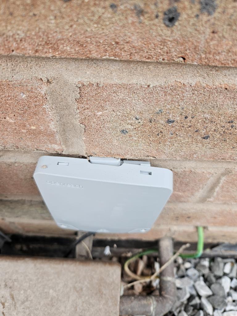 JHeardy's tweet photo. @bt_uk @EE Getting nowhere with support for a botched install of new fibre broadband. I've been left with no Internet and I'm told an engineer won't be with me until Wednesday. The fault was reported on Saturday. The standard of the work by the installation engineer is shocking! https://t.co/rEPt2j5BJu