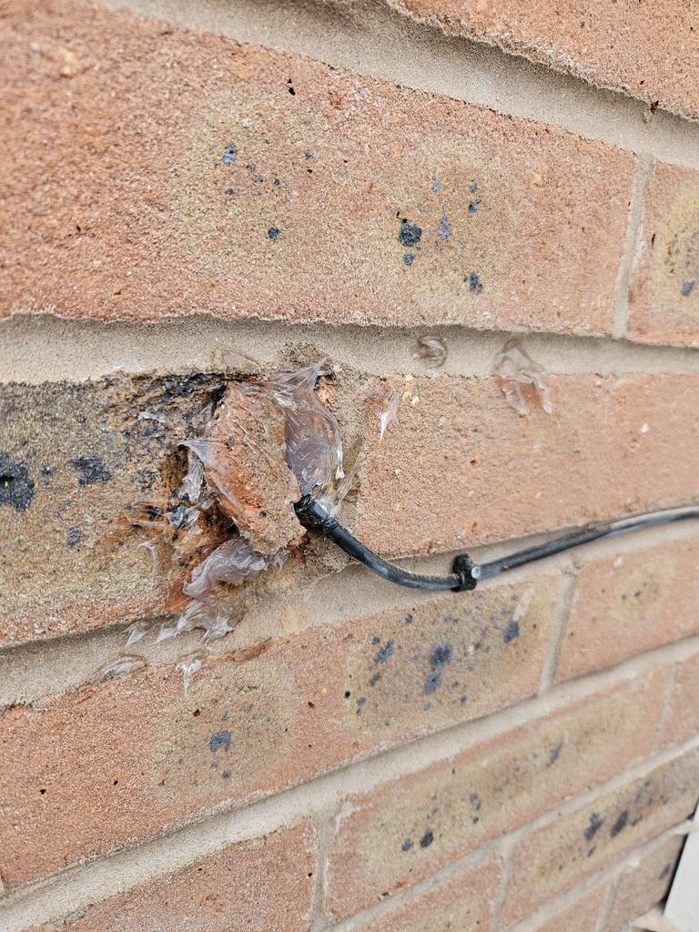JHeardy's tweet photo. @bt_uk @EE Getting nowhere with support for a botched install of new fibre broadband. I've been left with no Internet and I'm told an engineer won't be with me until Wednesday. The fault was reported on Saturday. The standard of the work by the installation engineer is shocking! https://t.co/rEPt2j5BJu