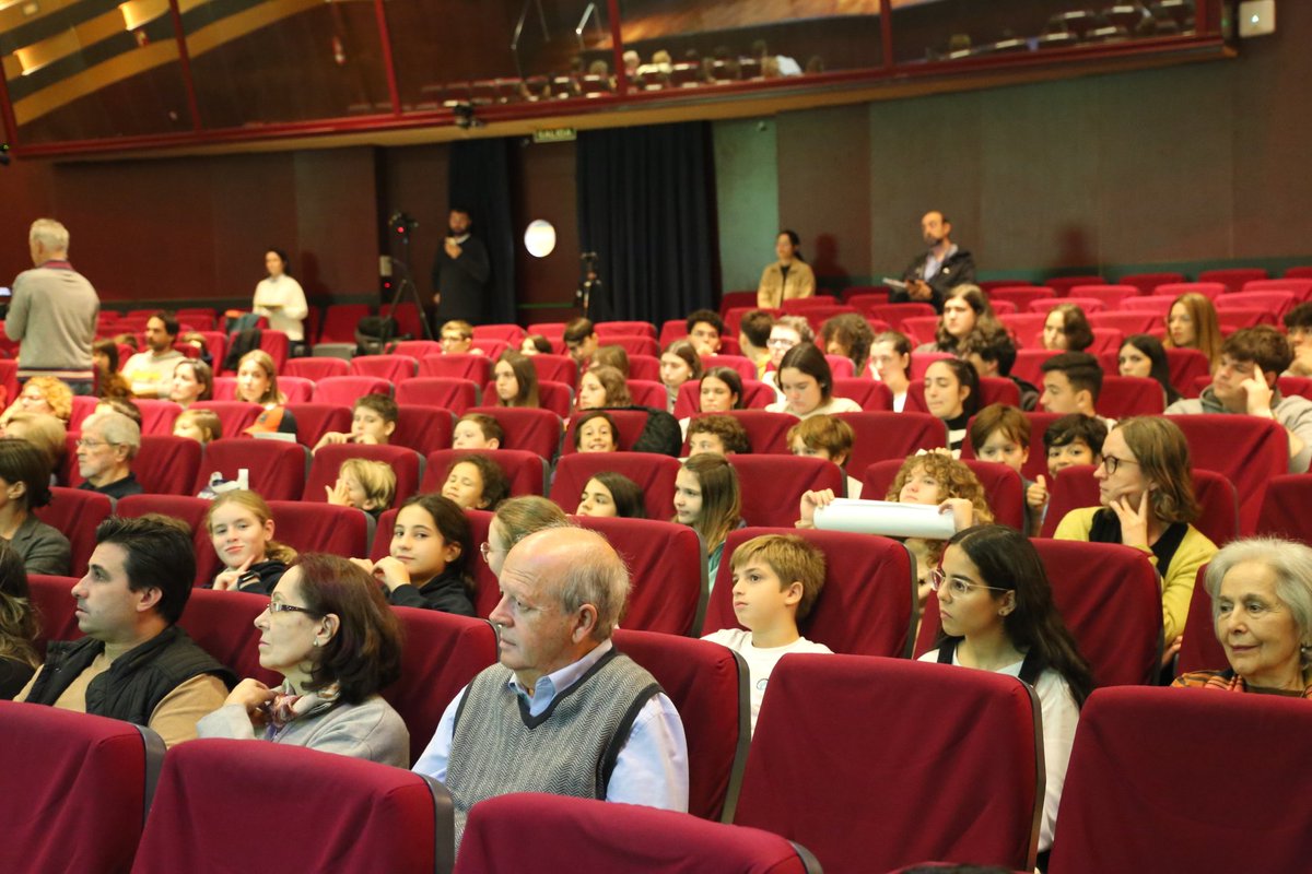UCCi Córdoba (@cordobaciencia) on Twitter photo Hoy celebramos la segunda edición de #LasQueContaránLaCiencia 🗣️♀️en el que 9 niñas de Primaria, Secundaria y Bachillerato 👩🔬👩🔬se suben al escenario a interpretar sus monólogos desmontando bulos científicos ♥️♥️
A la vez en Sevilla <a href="/InvestigaUS/">Investigación US</a> celebra su final regional Hoy celebramos la segunda edición de #LasQueContaránLaCiencia 🗣️♀️en el que 9 niñas de Primaria, Secundaria y Bachillerato 👩🔬👩🔬se suben al escenario a interpretar sus monólogos desmontando bulos científicos ♥️♥️
A la vez en Sevilla <a href="/InvestigaUS/">Investigación US</a> celebra su final regional