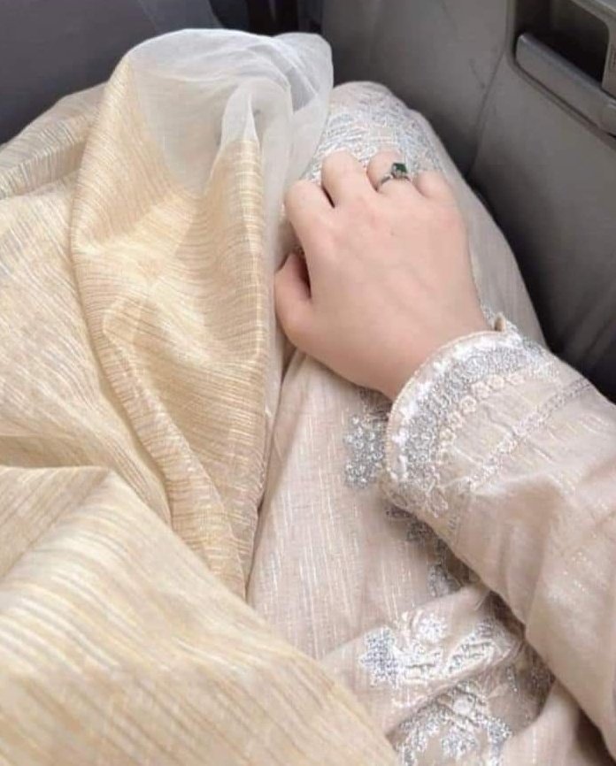 بہت دور تک جانا پڑتا ہے
یہ جاننے کے لیۓ کہ نزدیک کون ہے۔۔۔🍂
#اردو_زبان