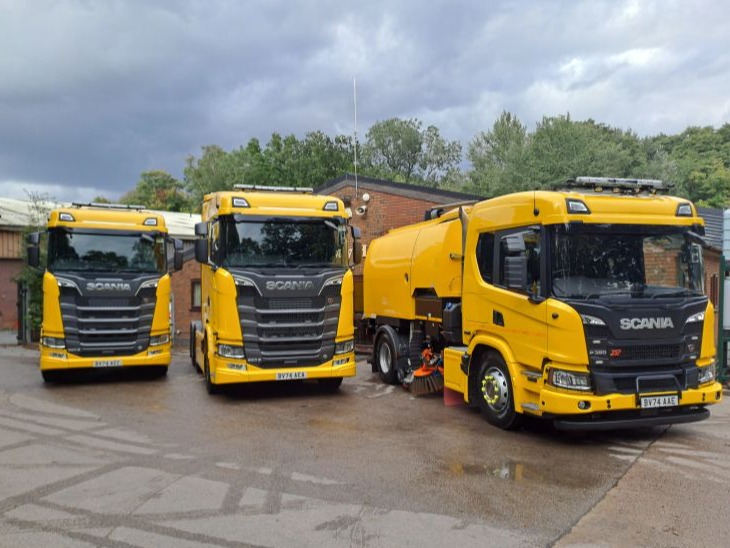 ScaniaUK's tweet photo. Account Manager at @keltruck, Russ Kelly, recently handed over two Scania 590 S V8s and a Scania P 360 XT to Power Plane, a leading provider of high-quality road planing and surface services.

We look forward to seeing these vehicles in action!

#Scania590S #ScaniaP360 #ScaniaV8 https://t.co/a6Kvq8Njaw