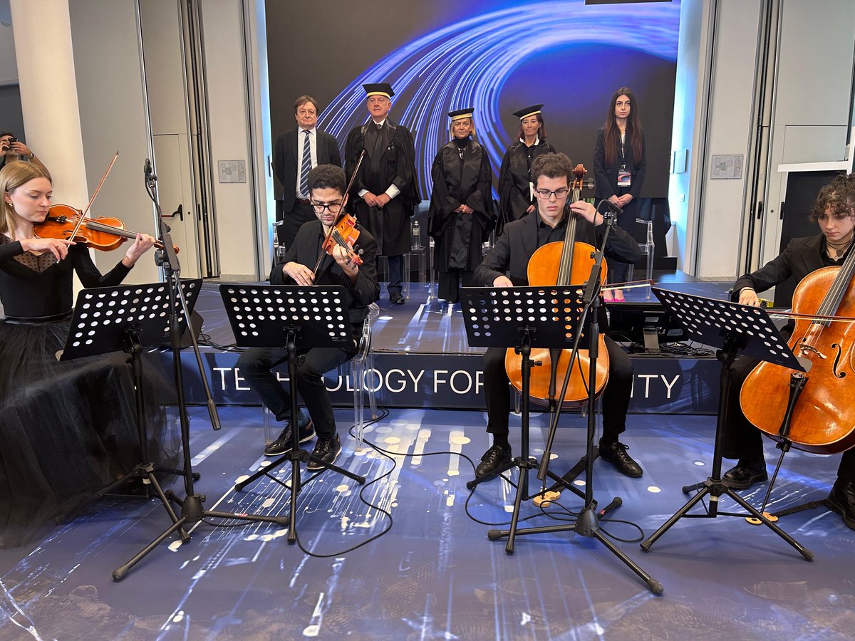 #PolimiInaugurazione: il quartetto d’archi degli studenti di Polifonia, l’associazione studentesca dedicata alla musica attiva al Politecnico, apre la cerimonia eseguendo gli inni italiano ed europeo.