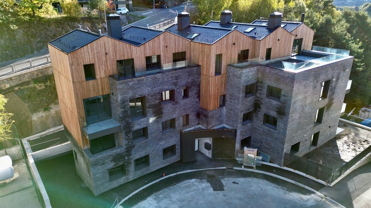 ValdesEnginyers's tweet photo. 🏗️ L’edifici Siguer entra en la fase final d’arquitectura. 

📐 Aquesta obra incorpora una estructura de formigó amb un innovador voladís de llosa de fonaments al nivell d’aparcament. https://t.co/lmJwrPnyK2