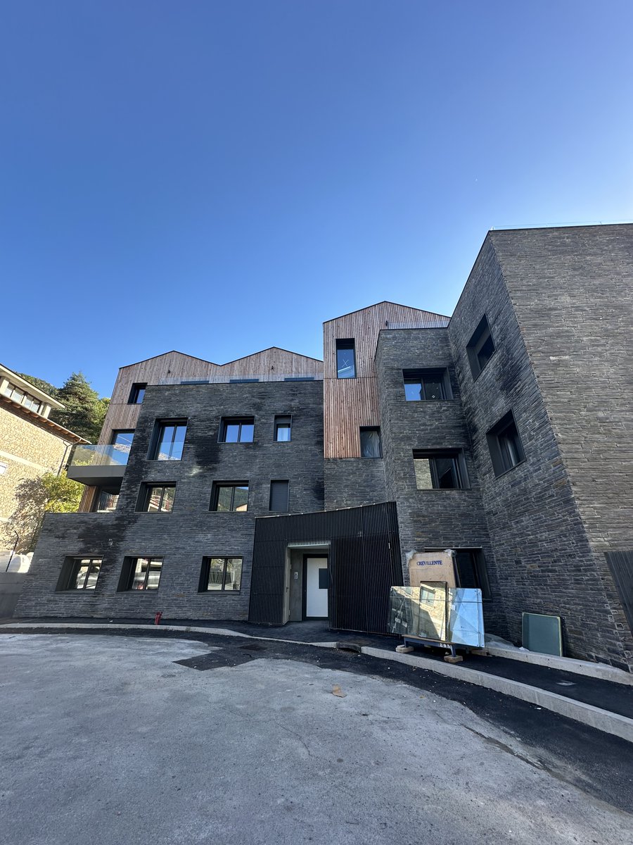 ValdesEnginyers's tweet photo. 🏗️ L’edifici Siguer entra en la fase final d’arquitectura. 

📐 Aquesta obra incorpora una estructura de formigó amb un innovador voladís de llosa de fonaments al nivell d’aparcament. https://t.co/lmJwrPnyK2