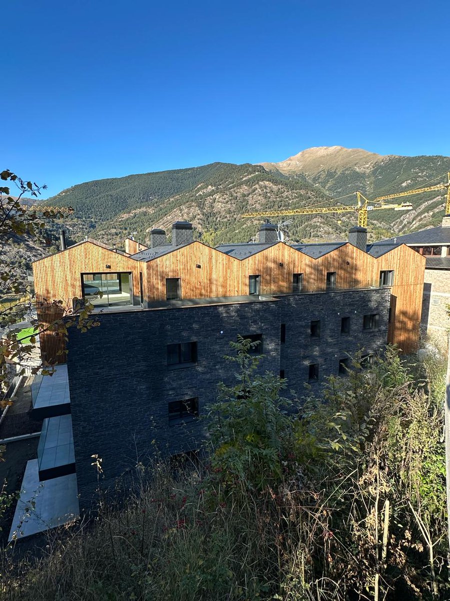 ValdesEnginyers's tweet photo. 🪵 La darrera planta, d’estructura de fusta, utilitza panells CLT d’alta qualitat. 

👷🏻 Projecte de l’arquitecte Toni Riberaygua, amb la col·laboració de les empreses constructores Modernes i Coansa, i l’especialista en fusta Egoin. https://t.co/S2oBxxIKZS