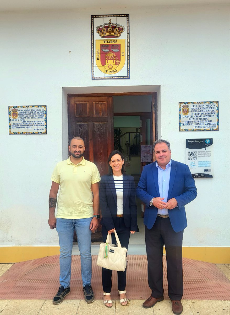 HuelvaJunta's tweet photo. El delegado de @EmpleoJunta, @jcdcsanjuan, ha visitado la localidad de #Tharsis para mantener un encuentro con su alcaldesa, Isabel María Macías, y el primer vocal de la Junta Vecinal, Ismael Zamorano, con quienes ha repasado las principales líneas de ayudas y recursos públicos https://t.co/ggDZA3OeE3