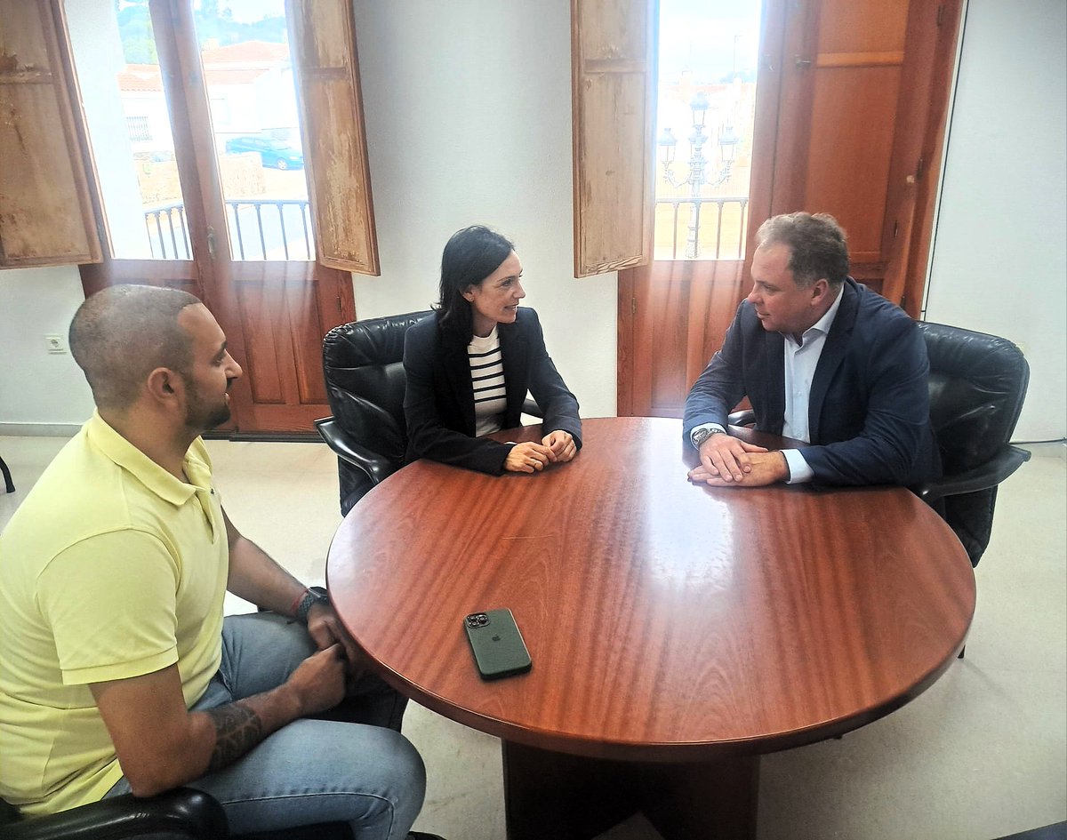 HuelvaJunta's tweet photo. El delegado de @EmpleoJunta, @jcdcsanjuan, ha visitado la localidad de #Tharsis para mantener un encuentro con su alcaldesa, Isabel María Macías, y el primer vocal de la Junta Vecinal, Ismael Zamorano, con quienes ha repasado las principales líneas de ayudas y recursos públicos https://t.co/ggDZA3OeE3