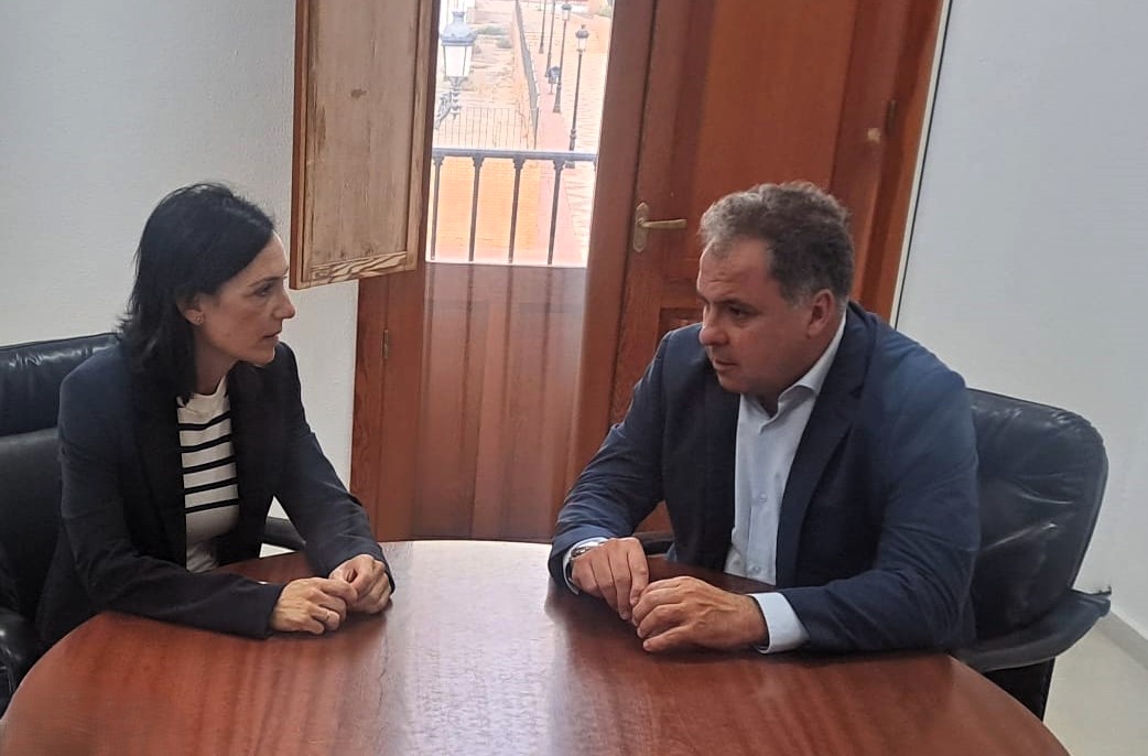 HuelvaJunta's tweet photo. El delegado de @EmpleoJunta, @jcdcsanjuan, ha visitado la localidad de #Tharsis para mantener un encuentro con su alcaldesa, Isabel María Macías, y el primer vocal de la Junta Vecinal, Ismael Zamorano, con quienes ha repasado las principales líneas de ayudas y recursos públicos https://t.co/ggDZA3OeE3