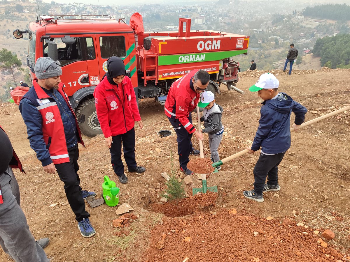 11 Kasım Milli Ağaçlandırma Günü kapsamında yapılan etkinliğe Kahramanmaraş  MEB AKUB olarak katılarak ağaç dikimi yaptık. <a href="/tcmeb/">Millî Eğitim Bakanlığı</a> <a href="/Yusuf__Tekin/">Yusuf Tekin</a> <a href="/meb_dhgm/">Destek Hizmetleri Genel Müdürlüğü</a> <a href="/mebisgb/">İşyeri Sağlık ve Güvenlik Birimi Daire Başkanlığı</a> <a href="/ozkan_meb/">Özkan AVCI</a> <a href="/kmarasilmem/">Kahramanmaraş İl Millî Eğitim Müdürlüğü</a> <a href="/MetinTayarer/">Metin TAYARER🇹🇷🇹🇷🇹🇷</a>