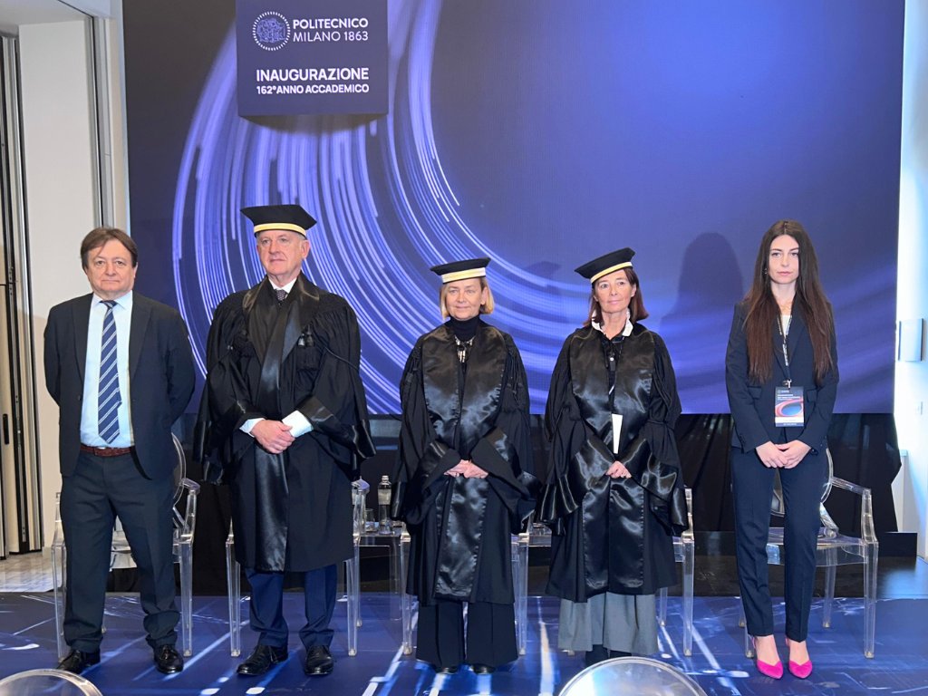 Tutto pronto nell’Aula Magna Fratelli Pesenti per l’inaugurazione del 162° anno accademico del Politecnico di Milano. Segui l’evento con #PolimiInaugurazione