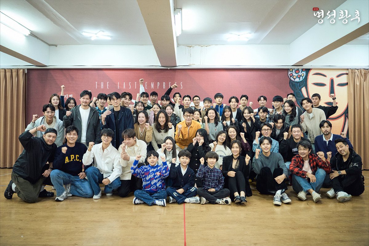 [#명성황후]
𝟯𝟬𝘁𝗵 𝗔𝗻𝗻𝗶𝘃𝗲𝗿𝘀𝗮𝗿𝘆
𝗧𝗛𝗘 𝗟𝗔𝗦𝗧 𝗘𝗠𝗣𝗥𝗘𝗦𝗦

한층 더 화려해진 30주년 기념공연
그 첫 시작을 담은 상견례 현장을 공개합니다!

뮤지컬 <명성황후>
세종문화회관 대극장
2025.01.21 - 2025.03.30