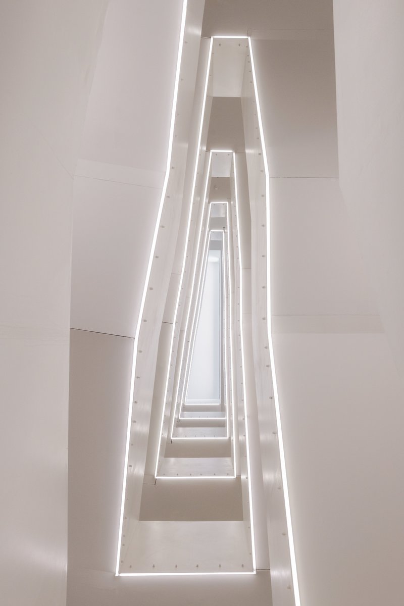 📸 PICTURE OF THE WEEK - LIGHT CREATES ABSTRACTION ☀
Staircase FH Campus Wien, Vienna Austria
#baumschlagereberlearchitekten #staircase #Vienna #campus #construction #light #abstraction #architecture #2226GmbH
Photo: Maximilian Haidacher