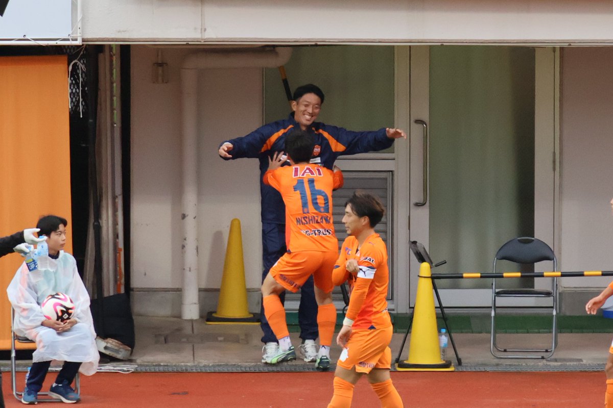 hiro19192pul's tweet image. 2024シーズン最終戦
原テルの決勝ゴール後
#西澤健太 が真っ先に行ったのは権ちゃんの所👍😭
ニシケンやるな😏感動したな👏
#spulse #ONFAMILY
#権田修一 
@gonchan20 
@nishiken_16