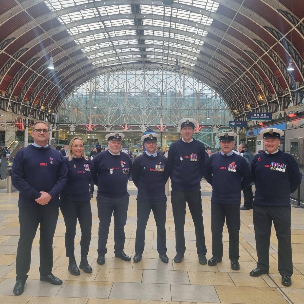 This Remembrance Day, RNLI volunteers, including veterans from our lifeboat stations, placed poppy wreaths on <a href="/GWRHelp/">GWR</a> trains for #PoppiesToPaddington.

The wreaths will be displayed at Paddington stations war memorial, honouring all who served 🌹 

<a href="/VETERANSCHARITY/">The Veterans Charity</a> #LestWeForget