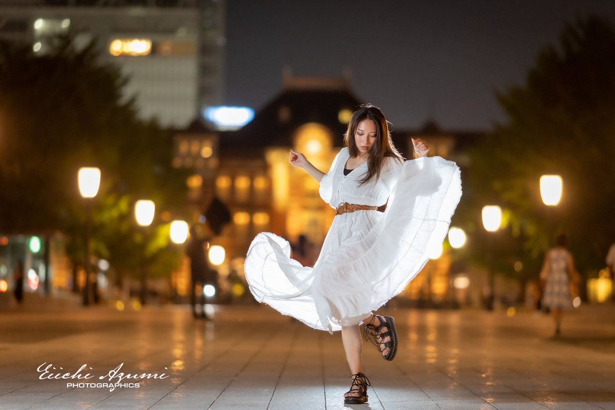 azumix_photo's tweet photo. ���景ポートレート

これからの季節、夜景やイルミネーションで撮ることも多いかと思いますが、自分が夜景ポートレート撮影する時に1番気をつけている事は、「背景の夜景との光の馴染ませ」「バランス」です

ストロボ使えば写ることは写りますが、被写体ばかりが明るくなり、背景の夜景は暗いという経験された方も多いかと思います。これは背景とのバランスがとれてない状態です

自分が夜景ポトレをする時に考える順番とポイントを説明します

①まず、地明かりを使うのか、光源を使うのか決める。表情重視の夜ストリートや都心のような光が溢れてるところは地明かりを使う事が多いです。真っ暗な場所で、カッコいいストリート感を出す時のみ、意図的にクリップオンストロボを使う事もあります

②光源を使う場合、LED光かストロボ��か決める（ストロボ光は強いので、淡い夜景は弱いLED光源にして夜景と馴染ませる）

③ストロボ光使う場合、ストロボはSS（シャッタースピード）の影響受けない瞬間光なので、背景の夜景をよりきちんと映したければ、手持ち撮影の限界までSSを��げる。足りなければISOを上げて夜景がきちんと写るまで調整する

④その状態でティフューズしたストロボ光を当てて被写体とのバランスをとる。TTLは使う事はなく、必ずマニュアルで出力を決め、ストロボ光を最小にしても明るすぎる場合は、被写体と光源との距離を空けて調整

⑤より立体感を出すため、２灯目のバックライトを入れて輪郭を作り「夜景と被写体の切り離し」をする。人は明るいところに目が行くので、個人的にはバックライト光を地面側に回り込ませたくないので、ローググリッドなどをつけて、出来るだけ細い光を当てる。背景スタンドの脚などが写り込むのは仕方なく、後からPhotoshopなどで消す

こんな感じで作品作りしてます

作例のモデルさん
1.羽瀬 萌さん（SHIBUYA SKY地明かり）
2.蘭野りょうこさん（SHIBUYA SKY LED光）
3.MIUさん（東京駅 ストロボ光）
4.鎌田ありささん（東京駅 ストロボ光）

夜景ポトレ、ストリート撮影の季節、気になる方はDMまで