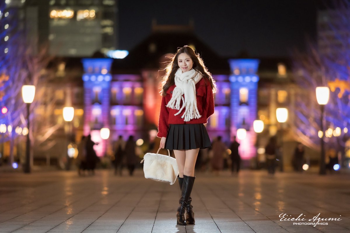 azumix_photo's tweet photo. ���景ポートレート

これからの季節、夜景やイルミネーションで撮ることも多いかと思いますが、自分が夜景ポートレート撮影する時に1番気をつけている事は、「背景の夜景との光の馴染ませ」「バランス」です

ストロボ使えば写ることは写りますが、被写体ばかりが明るくなり、背景の夜景は暗いという経験された方も多いかと思います。これは背景とのバランスがとれてない状態です

自分が夜景ポトレをする時に考える順番とポイントを説明します

①まず、地明かりを使うのか、光源を使うのか決める。表情重視の夜ストリートや都心のような光が溢れてるところは地明かりを使う事が多いです。真っ暗な場所で、カッコいいストリート感を出す時のみ、意図的にクリップオンストロボを使う事もあります

②光源を使う場合、LED光かストロボ��か決める（ストロボ光は強いので、淡い夜景は弱いLED光源にして夜景と馴染ませる）

③ストロボ光使う場合、ストロボはSS（シャッタースピード）の影響受けない瞬間光なので、背景の夜景をよりきちんと映したければ、手持ち撮影の限界までSSを��げる。足りなければISOを上げて夜景がきちんと写るまで調整する

④その状態でティフューズしたストロボ光を当てて被写体とのバランスをとる。TTLは使う事はなく、必ずマニュアルで出力を決め、ストロボ光を最小にしても明るすぎる場合は、被写体と光源との距離を空けて調整

⑤より立体感を出すため、２灯目のバックライトを入れて輪郭を作り「夜景と被写体の切り離し」をする。人は明るいところに目が行くので、個人的にはバックライト光を地面側に回り込ませたくないので、ローググリッドなどをつけて、出来るだけ細い光を当てる。背景スタンドの脚などが写り込むのは仕方なく、後からPhotoshopなどで消す

こんな感じで作品作りしてます

作例のモデルさん
1.羽瀬 萌さん（SHIBUYA SKY地明かり）
2.蘭野りょうこさん（SHIBUYA SKY LED光）
3.MIUさん（東京駅 ストロボ光）
4.鎌田ありささん（東京駅 ストロボ光）

夜景ポトレ、ストリート撮影の季節、気になる方はDMまで