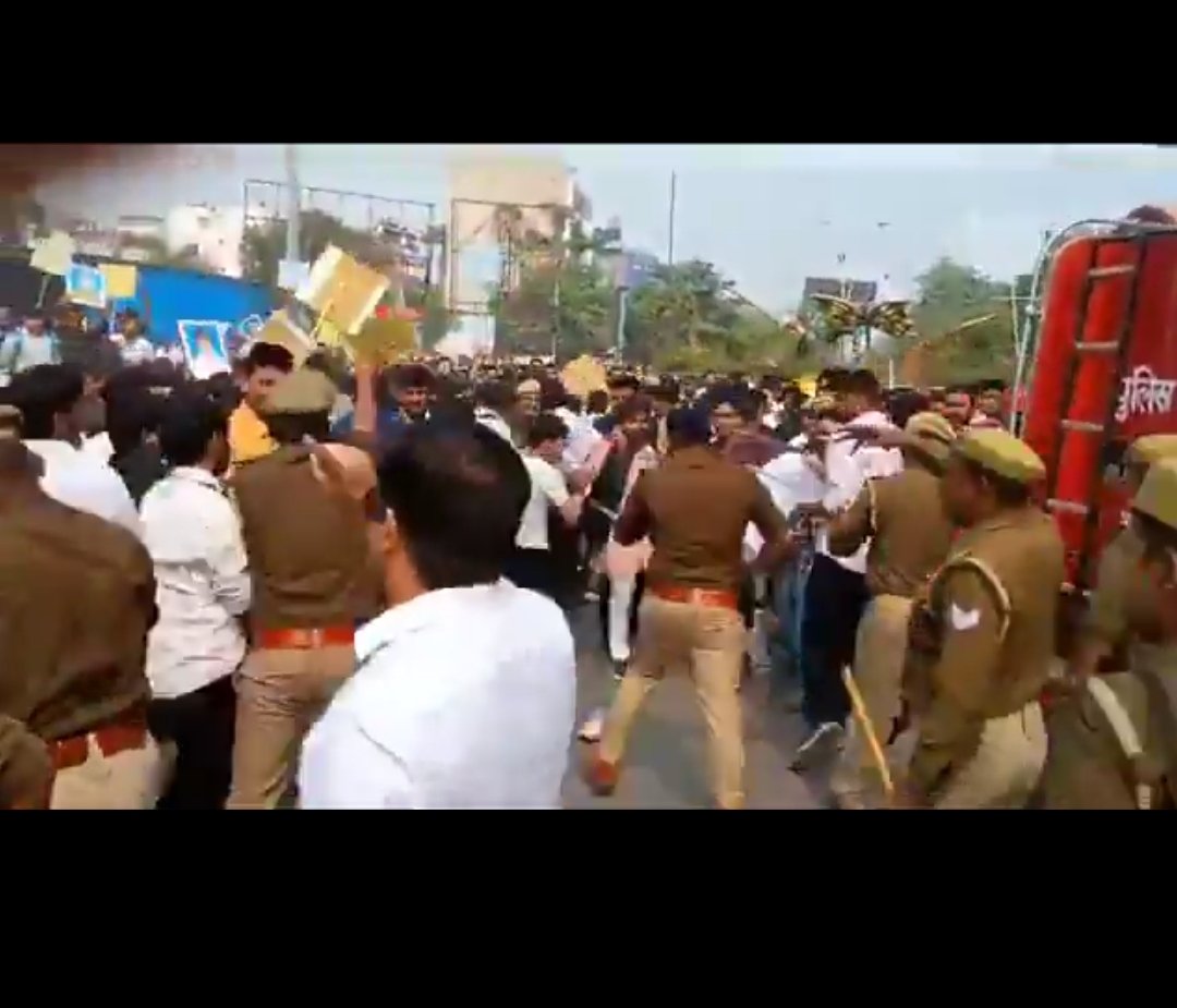 पीसीएस प्री 2024 और आरओ/ एआरओ प्रारंभिक परीक्षा 2023 में Normalization को लेकर प्रयागराज में छात्र प्रदर्शन कर रहे है छात्र चाहते हैं कि परीक्षा एक दिन में ही करवाई जाए जिससे normalization की जरूरत ही न पड़े ।

#UPPSC_No_Normalization