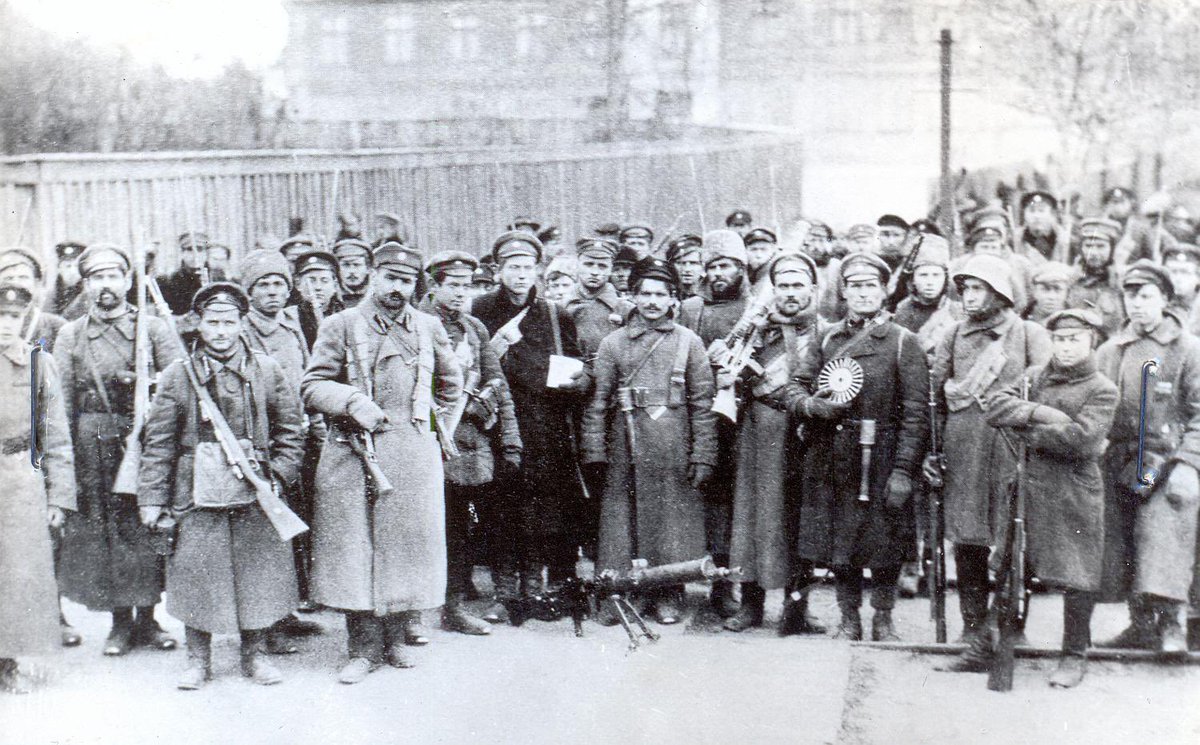 Vienpadsmitā mēneša, vienpadsmitajā dienā, 11:00 beidzās pirmais pasaules karš. Pēc nedēļas tika pasludināta Latvijas neatkarība. Mēnesi vēlāk sākās pirmās sadursmes ar maskavas atbalstītajiem lieliniekiem. Lielinieku pusē karoja sarkanie strēlnieki un jau janvāra sākumā