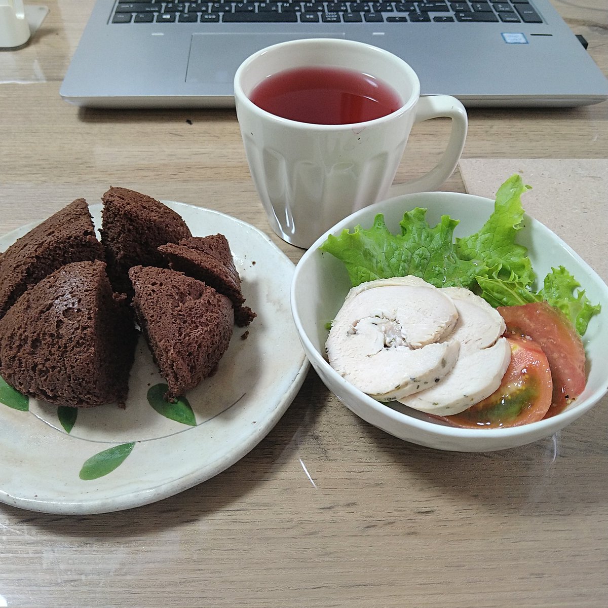 ichigocello's tweet photo. 初めて作った『鶏ハム』、うまくできて、朝から上機嫌でした♥
簡単でおいし〜い😊✨　手作りだから添加物少なめで、体にいいはず👍
平飼い卵でつくった「おからのココアシフォン」は、ふわっふわっでし〜っとり👑
朝から、ハッピーな気分でした☀️#グルテンフリー #平飼い卵 #さとうファーム #鶏ハム https://t.co/9K7qFUnxNd