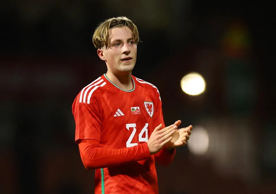 Charlie Savage is back in the Wales senior squad for their games against Turkey and Iceland 🏴󠁧󠁢󠁷󠁬󠁳󠁿👏 #readingfc