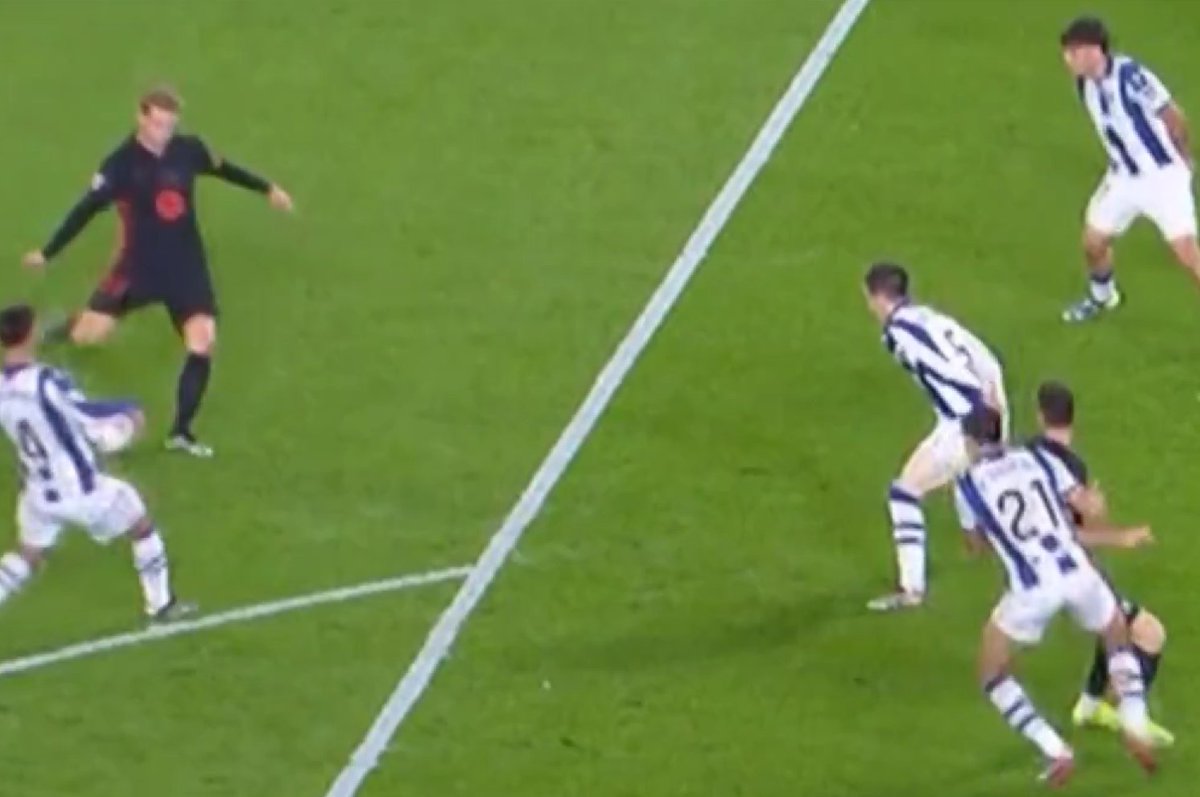 <a href="/elchiringuitotv/">El Chiringuito TV</a> <a href="/JuanfeSanzPerez/">Juanfe Sanz</a> Esta es la toma que usa la máquina pero Frenkie aún no había impactado con la pelota. RETRATADOS