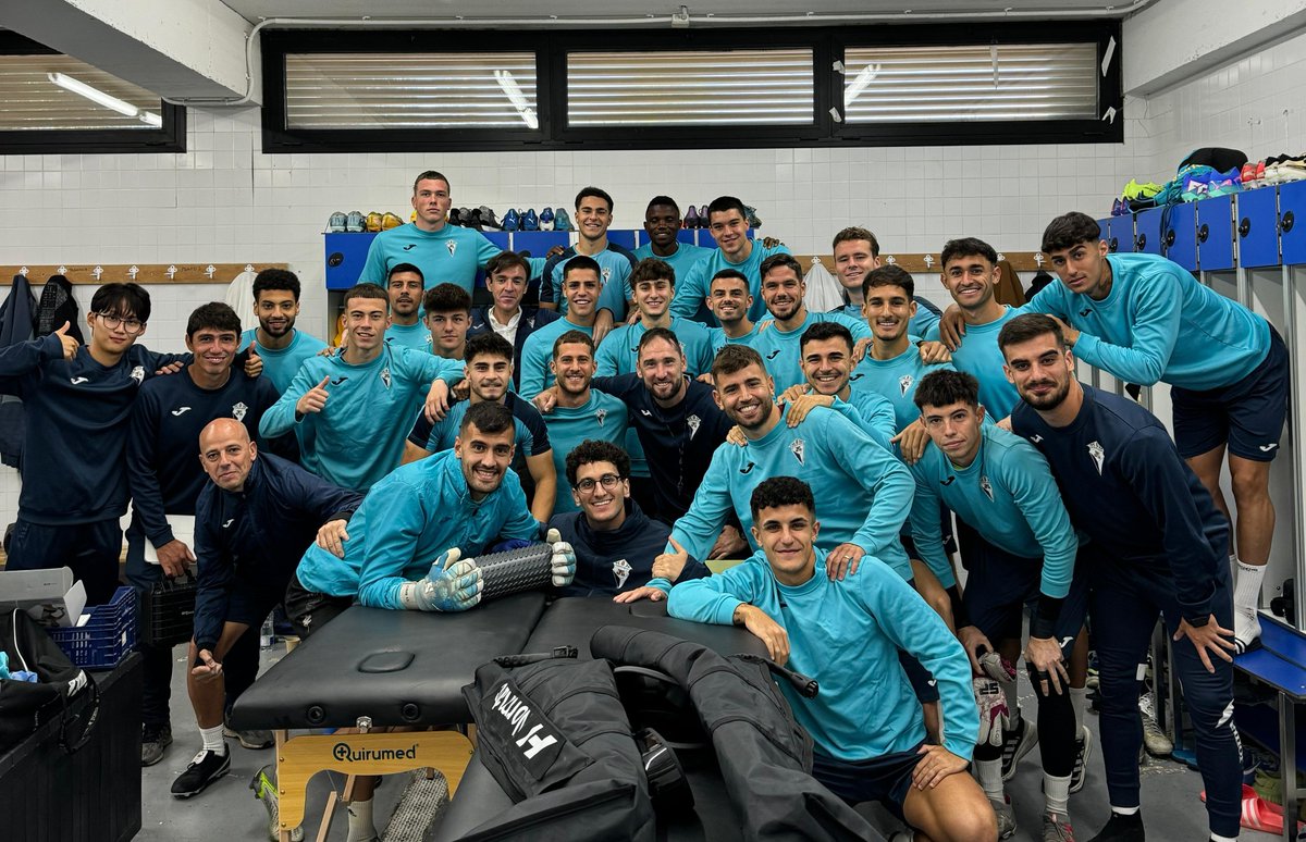 Acabamos de terminar una charla de equipo, compartimos un rato, cerramos filas y seguimos trabajando, terminamos con foto para recordar que todos vamos a una, a darlo todo, y a no dejar de luchar . El esfuerzo por parte de todos los integrantes del Club es descomunal, y más que