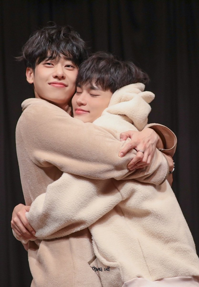 Happy_deppi0129's tweet photo. 241107 뮤앤드 대면팬싸 
ㄷㅎ즈 안아..🫂

#AB6IX #에이비식스 #김동현 #동현  #이대휘 #대휘 #DONGHYUN 
#DAEHWI #ㄷㅎ즈 https://t.co/lwRYNe1EZj