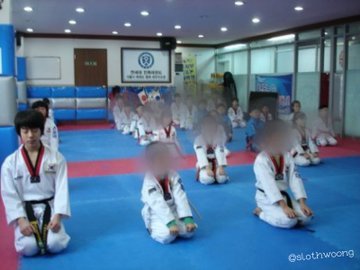 WjBExc6ccnz25QY's tweet image. เห็นฮวานอุงแรงน้อย ตัวเล็ก เต้นเทพ วิ่งมุ๊มิ๊ หัวเราะเสียงโลมาแบบนี้ สอบได้เทควันโดได้ระดับ 4 ดั้ง สายคาดเอวน้ำตาล(แดงดำ) หรืออยู่ในระดับ ADVANCE นะคะได้เหรียญ มีธงติดอกใดๆ นะคะ