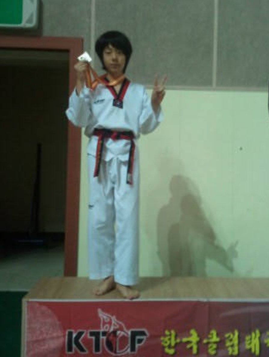 WjBExc6ccnz25QY's tweet image. เห็นฮวานอุงแรงน้อย ตัวเล็ก เต้นเทพ วิ่งมุ๊มิ๊ หัวเราะเสียงโลมาแบบนี้ สอบได้เทควันโดได้ระดับ 4 ดั้ง สายคาดเอวน้ำตาล(แดงดำ) หรืออยู่ในระดับ ADVANCE นะคะได้เหรียญ มีธงติดอกใดๆ นะคะ