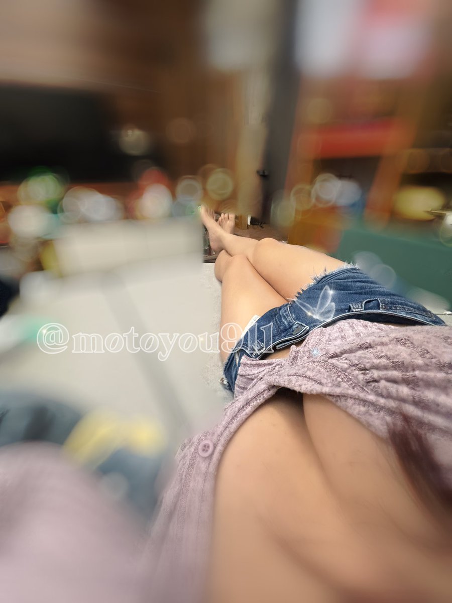 今天真的是一個瘋瘋癲癲的天氣欸
一下下雨一下太陽一下下雨
弄得我好亂呀！

涼涼的天氣真的有一點點像冬天的感覺了~
這種天氣除了睡覺很舒服
還有做什麼事會很舒服呢？

#北部情侶 #同房聯誼 #同房交換 #唱歌 #小酌 #有刺青 #大背 #有抽菸 #情侶 #夫妻情侶 #天涼 #太陽 #下雨 #單男 #徵 #徵單男