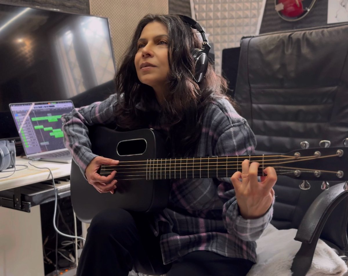 SheilaLayter's tweet photo. I’m having so much fun playing my new song I’m working on 🎸 “ it’s worth”🔥 https://t.co/vL7vezA2C9