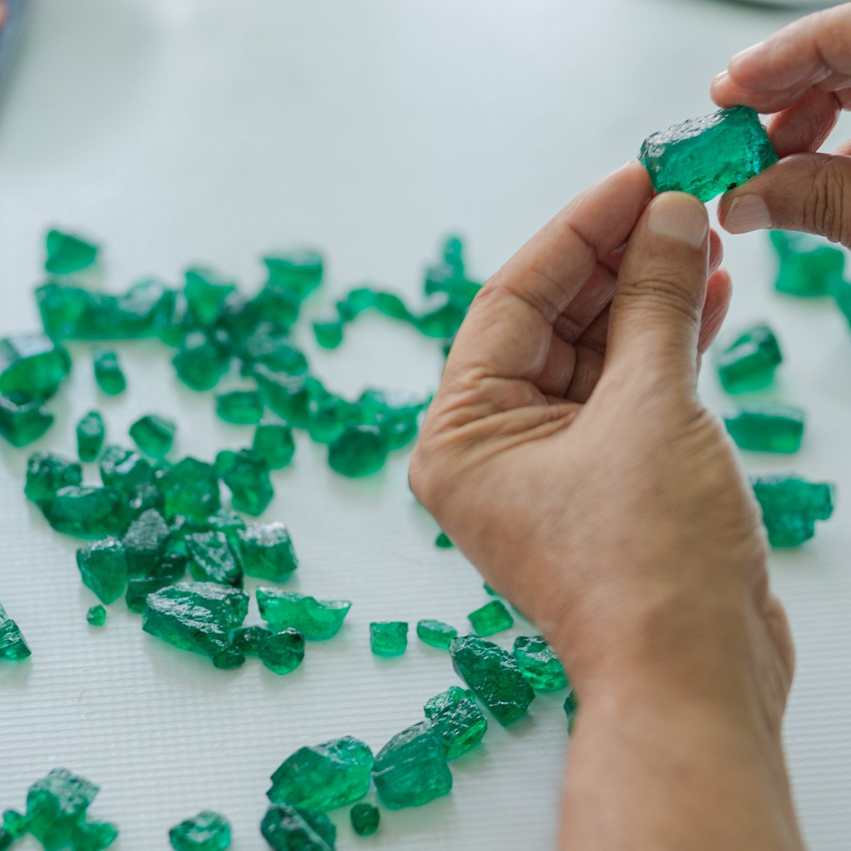GrizzlyMining's tweet photo. Pure emerald essence - a window into Zambia's rich and verdant secrets.π
#EmeraldMagic #GemstoneGlow #grizzlymining #emeraldcutdiamond #emeraldring #emeraldiewelry #emerald #miners #jewellry #jewellerydesign #emeraldearrings #jewels #emeralds #gemstone #gemstones #gemstonesale https://t.co/QMNixFlZVn