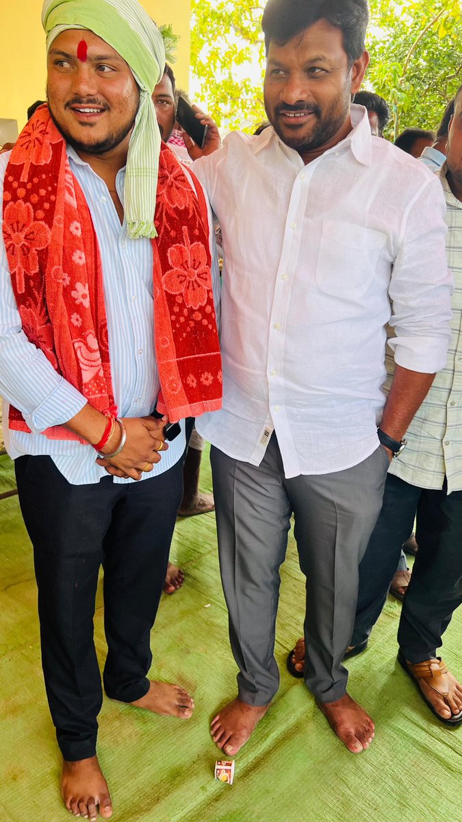 JohnsonKTRS's tweet photo. ఉట్నూర్ మండలం కేంద్రంలో నూతన గృహ ప్రవేశం చేసిన సీనియర్ ఈనాడు పాత్రికేయులు రహీం గారి నూతన గృహాన్ని సందర్శించి శుభాకాంక్షలు తెలిపి.అలాగే ఉట్నూర్ BRS పార్టీ నాయకుడు గిరి నాయక్ గారి ఎంగేజ్మెంట్ వేడుకలో పాల్గొని వారికి వారి కుటుంబసభ్యులకు శుభాకాంక్షలు తెలిపడం జరిగింది. https://t.co/MPFuyHtCBt