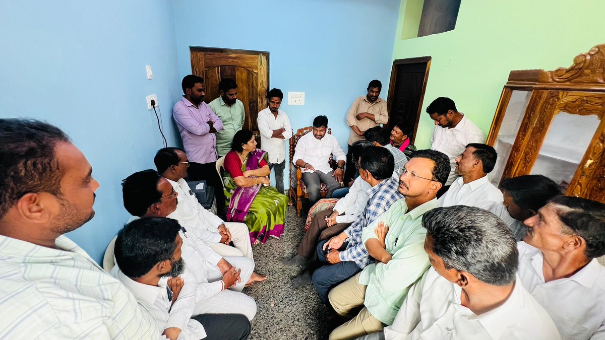 JohnsonKTRS's tweet photo. ఉట్నూర్ మండలం కేంద్రంలో నూతన గృహ ప్రవేశం చేసిన సీనియర్ ఈనాడు పాత్రికేయులు రహీం గారి నూతన గృహాన్ని సందర్శించి శుభాకాంక్షలు తెలిపి.అలాగే ఉట్నూర్ BRS పార్టీ నాయకుడు గిరి నాయక్ గారి ఎంగేజ్మెంట్ వేడుకలో పాల్గొని వారికి వారి కుటుంబసభ్యులకు శుభాకాంక్షలు తెలిపడం జరిగింది. https://t.co/MPFuyHtCBt