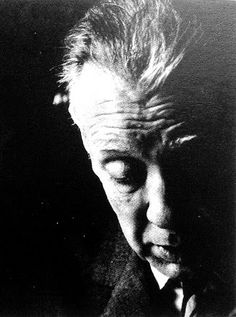 “Cualquier destino, por largo y complicado que sea, consta en realidad de un solo momento: el momento en que el hombre sabe para siempre quién es.” 

Jorge Luis Borges.