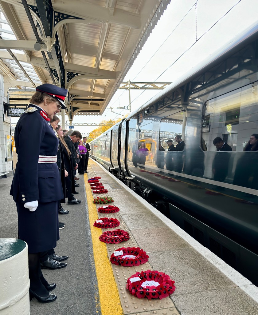 This morning, Swindon Museums Manager, Frances Yeo laid a wreath on the #PoppiesToPaddington train. Wreaths from across the <a href="/GWRHelp/">GWR</a> network will be transported to Paddington Station for the Armistice Day Service at the War Memorial on Platform 1.

#ArmisticeDay #LestWeForget