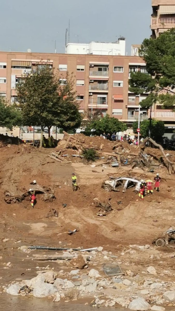 112Cantabria's tweet photo. El fin de semana los bomberos @cantabriaes y los de #Camargo destacados en #Valencia, junto a @bomberosleon_of, han revisado cauces y recuperado vehículos con apoyo de una pala. En superficie, los han abierto con grupos de excarcelacion y vaciado de lodo para descartar víctimas. https://t.co/hXPoBHdpDJ