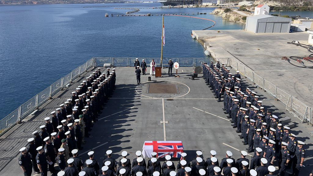 At the going down of the sun, and in the morning, we will remember them.

#Remembrance #HMSDUNCAN