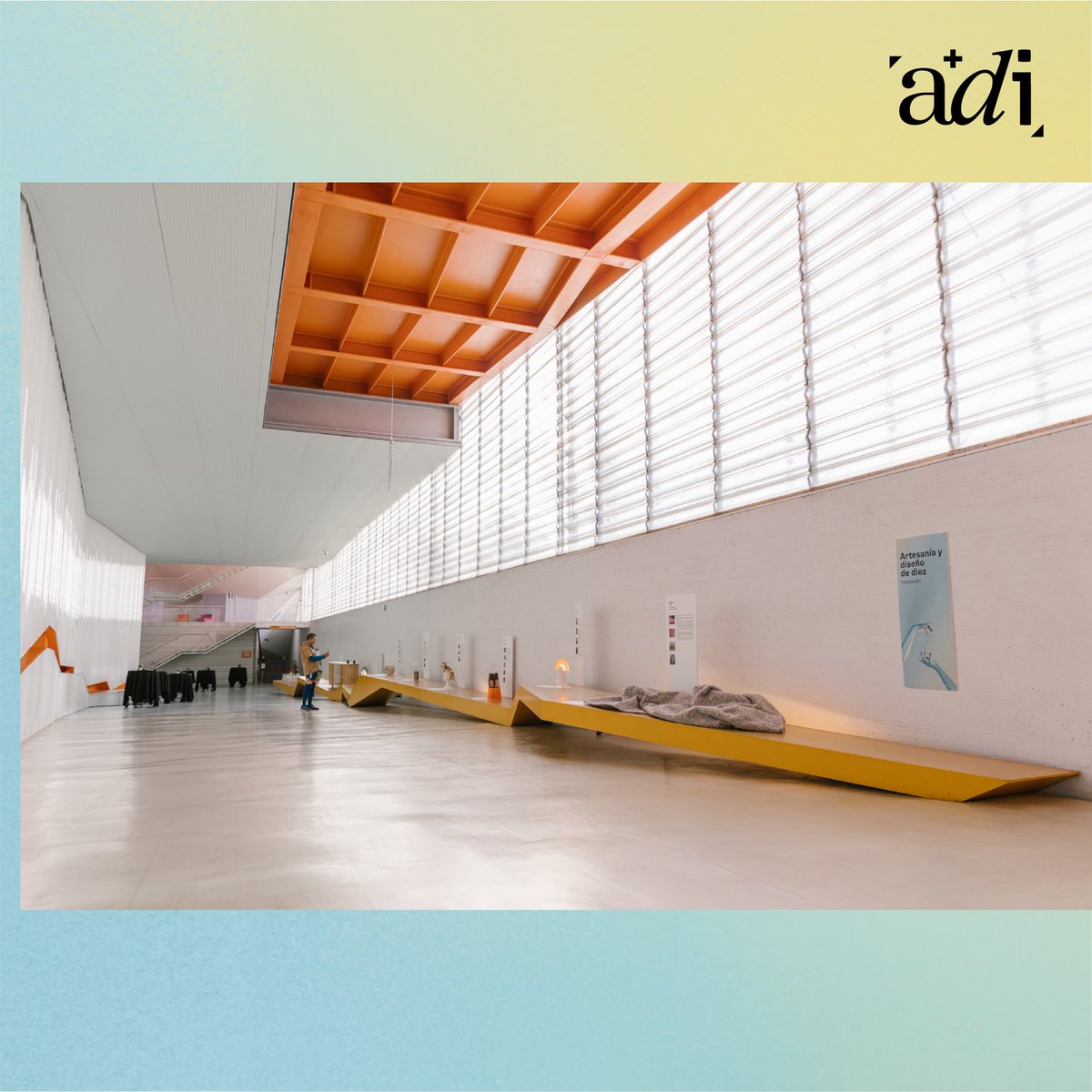 Inspirada en La Creación de Miguel Ángel, la imagen de Artesanía, Diseño e Innovación (ADI) conecta artesanía y diseño en una luz que representa la innovación. 💡✨