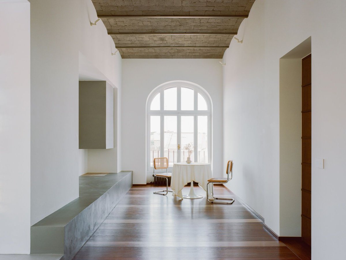 Archello's tweet image. Casa Coo by Margine Architects transforms a historic Roman penthouse with a focus on materiality and light. 
buff.ly/3Che8Re

#HistoricRestoration #MinimalistDesign #Materiality