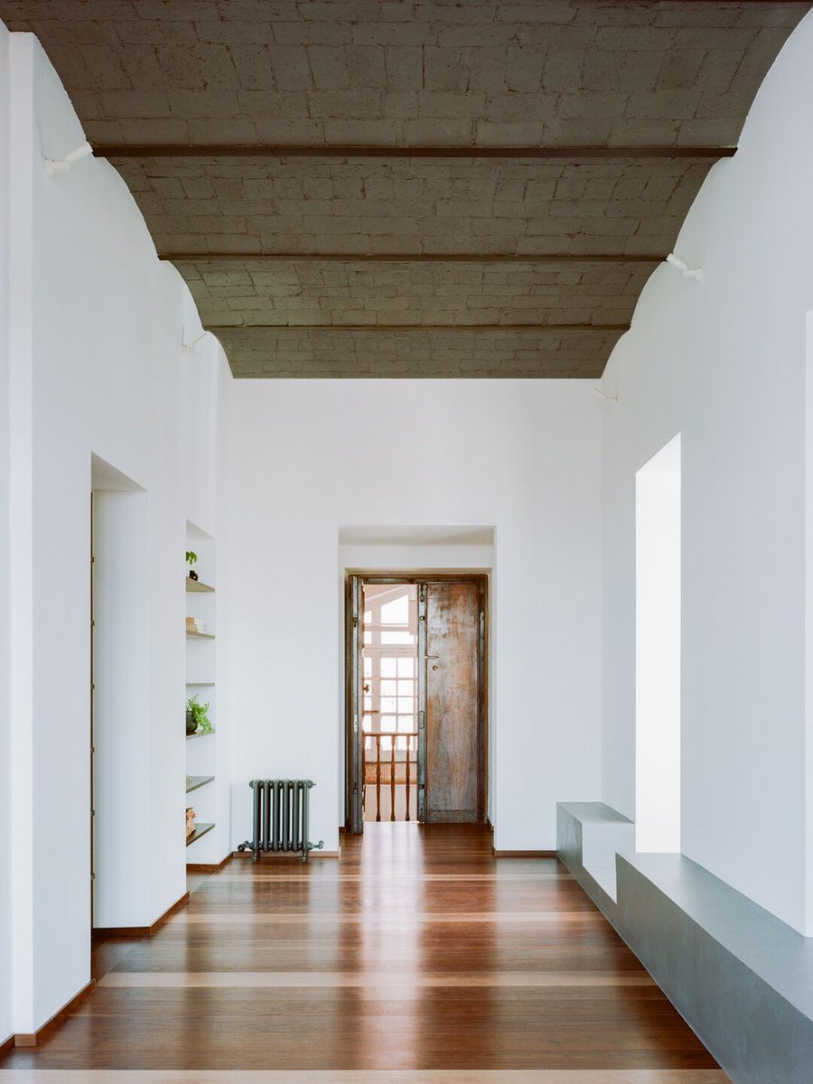 Archello's tweet image. Casa Coo by Margine Architects transforms a historic Roman penthouse with a focus on materiality and light. 
buff.ly/3Che8Re

#HistoricRestoration #MinimalistDesign #Materiality