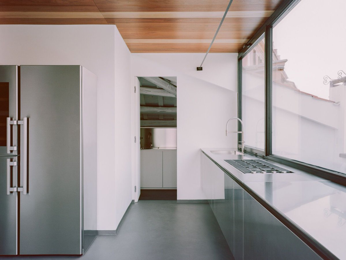 Archello's tweet image. Casa Coo by Margine Architects transforms a historic Roman penthouse with a focus on materiality and light. 
buff.ly/3Che8Re

#HistoricRestoration #MinimalistDesign #Materiality