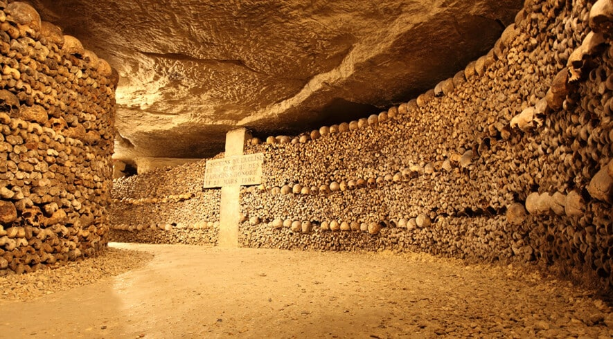 [RDV 16h !] #Paris a été bâtie sur un réseau d’anciennes carrières souterraines exploitées pour sa construction, dont une partie est devenu les Catacombes. Que connaît-on de la population qui y gît ? tinyurl.com/2y5nba4m avec <a href="/doctroptard/">Philippe Charlier</a>, Isabelle Knafou et Guillaume Mazeau