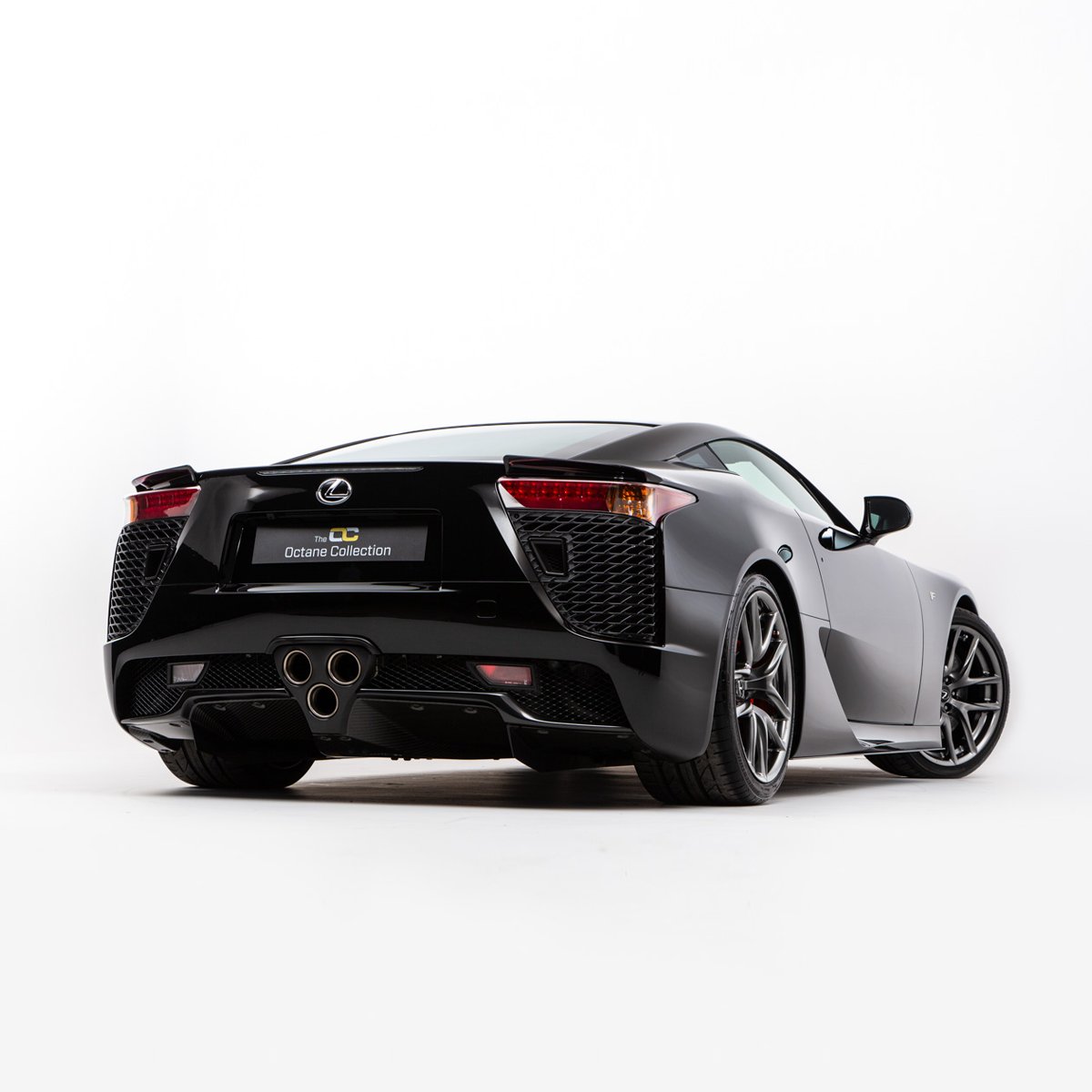 OCsupercarsales's tweet photo. This LFA is one of 19 RHD vehicles supplied in Solid Black (212), while the interior is upholstered in a beautiful red with black leather with an eclectic combination of machined metals and carbon fibre.
https://t.co/Mss0A6o2Dw #Lexus #LFA #LexusLFA #TheOctaneCollection https://t.co/BB1XofrC0C