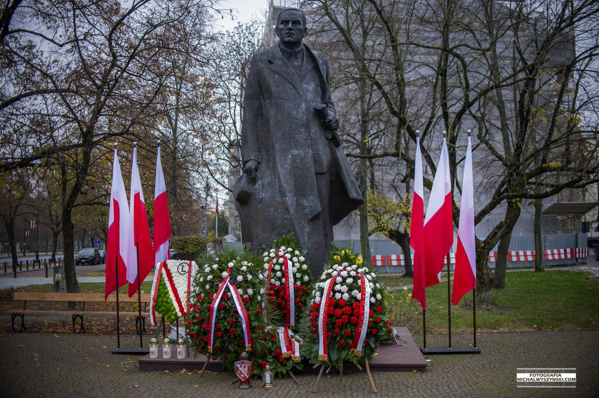 wyszynski_m's tweet photo. 11.11.2024 Delegacja kibiców Legii Warszawa złożyła klubowy wieniec przy Pomniku Marszałka Józefa Piłsudskiego, oraz przy Pomniku Romana Dmowskiego w Warszawie. Chwała Wielkiej Polsce.
Old Fashion Man Club
#dzieńniepodległości #marszniepodległości #ofmc #legiawarszawa #romandmowski #pamiętamy #JózefPiłsudski #polska
