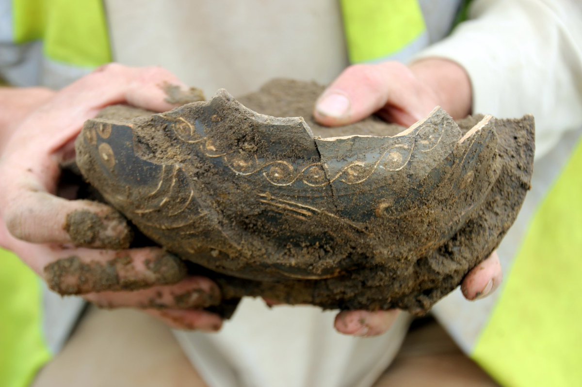 CotswoldArch's tweet image. 🚨 Just published: 6,000 𝘺𝘦𝘢𝘳𝘴 𝘰𝘧 𝘩𝘪𝘴𝘵𝘰𝘳𝘺, 𝘵𝘰𝘭𝘥 𝘪𝘯 𝘵𝘸𝘰 𝘴𝘵𝘶𝘯𝘯𝘪𝘯𝘨 𝘯𝘦𝘸 𝘷𝘰𝘭𝘶𝘮𝘦𝘴! 📚

Our excavations at #Thame revealed a story spanning the Early #Neolithic to Late #Saxon periods – the largest known triple-ditched causewayed enclosure in the…