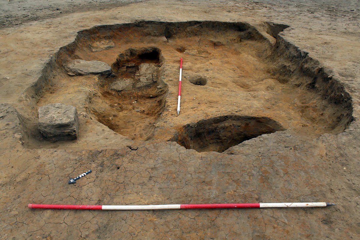 CotswoldArch's tweet image. 🚨 Just published: 6,000 𝘺𝘦𝘢𝘳𝘴 𝘰𝘧 𝘩𝘪𝘴𝘵𝘰𝘳𝘺, 𝘵𝘰𝘭𝘥 𝘪𝘯 𝘵𝘸𝘰 𝘴𝘵𝘶𝘯𝘯𝘪𝘯𝘨 𝘯𝘦𝘸 𝘷𝘰𝘭𝘶𝘮𝘦𝘴! 📚

Our excavations at #Thame revealed a story spanning the Early #Neolithic to Late #Saxon periods – the largest known triple-ditched causewayed enclosure in the…