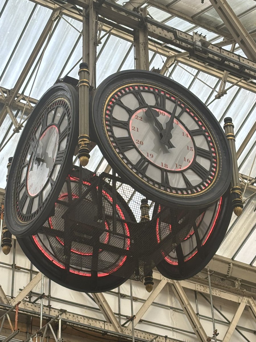 Just passing through Waterloo station and hundreds of commuters paused for the two minute silence for Remembrance Day. Very moving.

We will remember them. 🇬🇧