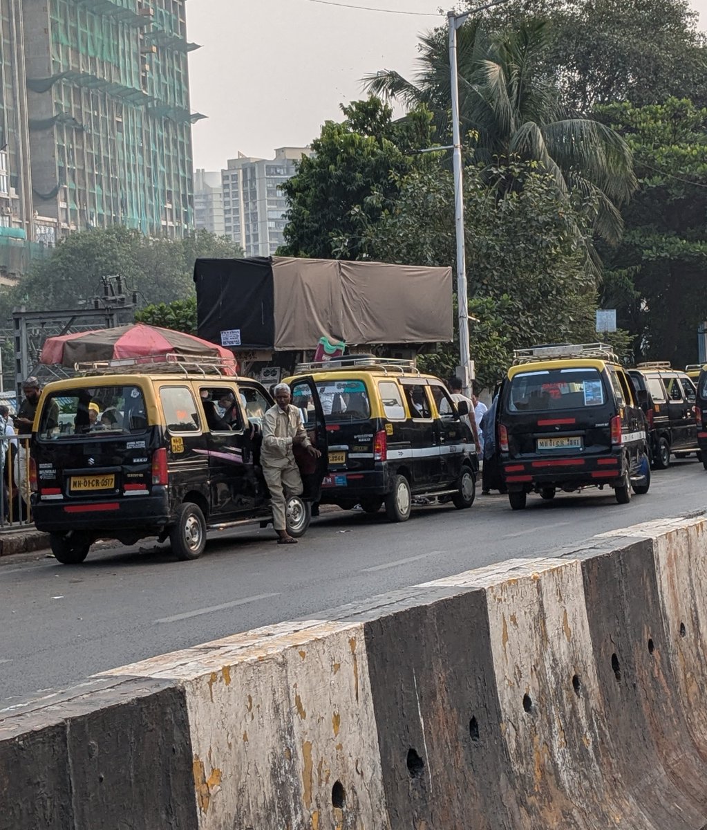 IdiotsRoads's tweet photo. Mahalaxmi railway stn bus stop -

Where bus stops in the middle of the road endangering passengers lives and blocking traffic. 

While share cab mafia ensures their over capacity 10-11 seats get VIP service 

Well done @MTPHereToHelp @myBESTBus @MMVD_RTO 

@TOIMumbai @fpjindia @RoadsOfMumbai @mumbaimatterz @CPMumbaiPolice
