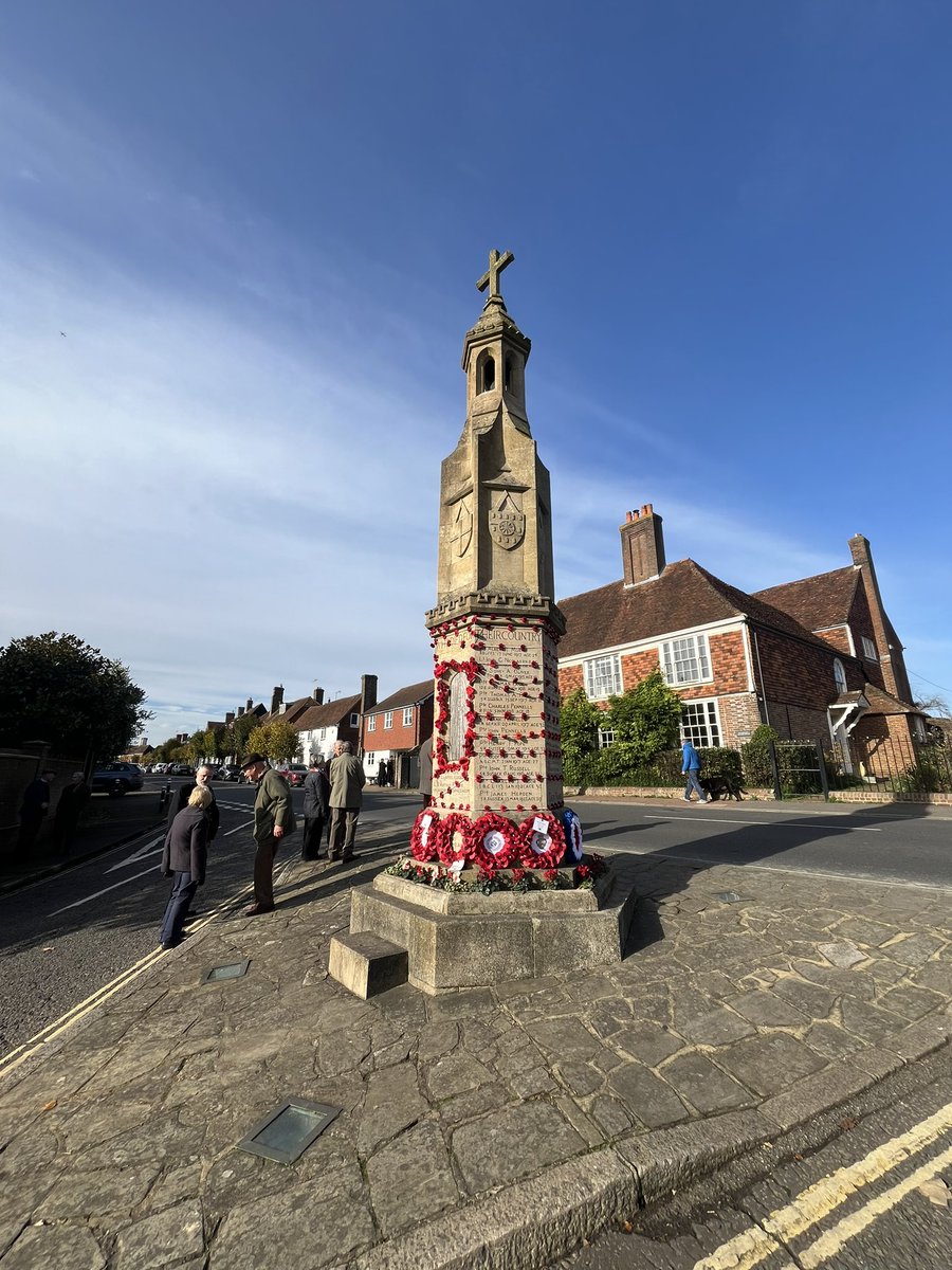 JeremyPM66's tweet photo. A village remembers #burwash #remembrance https://t.co/x1l7QG8A3d